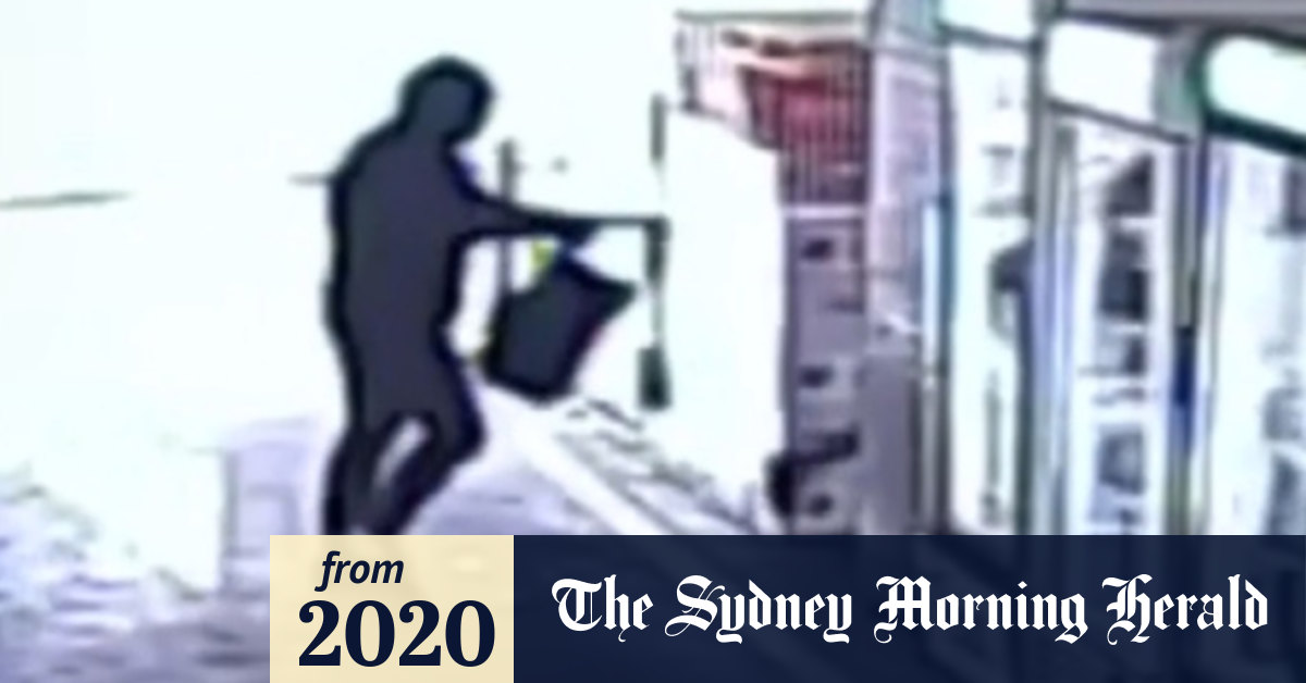 Video Shocking footage shows Melbourne bottle shop worker threatened